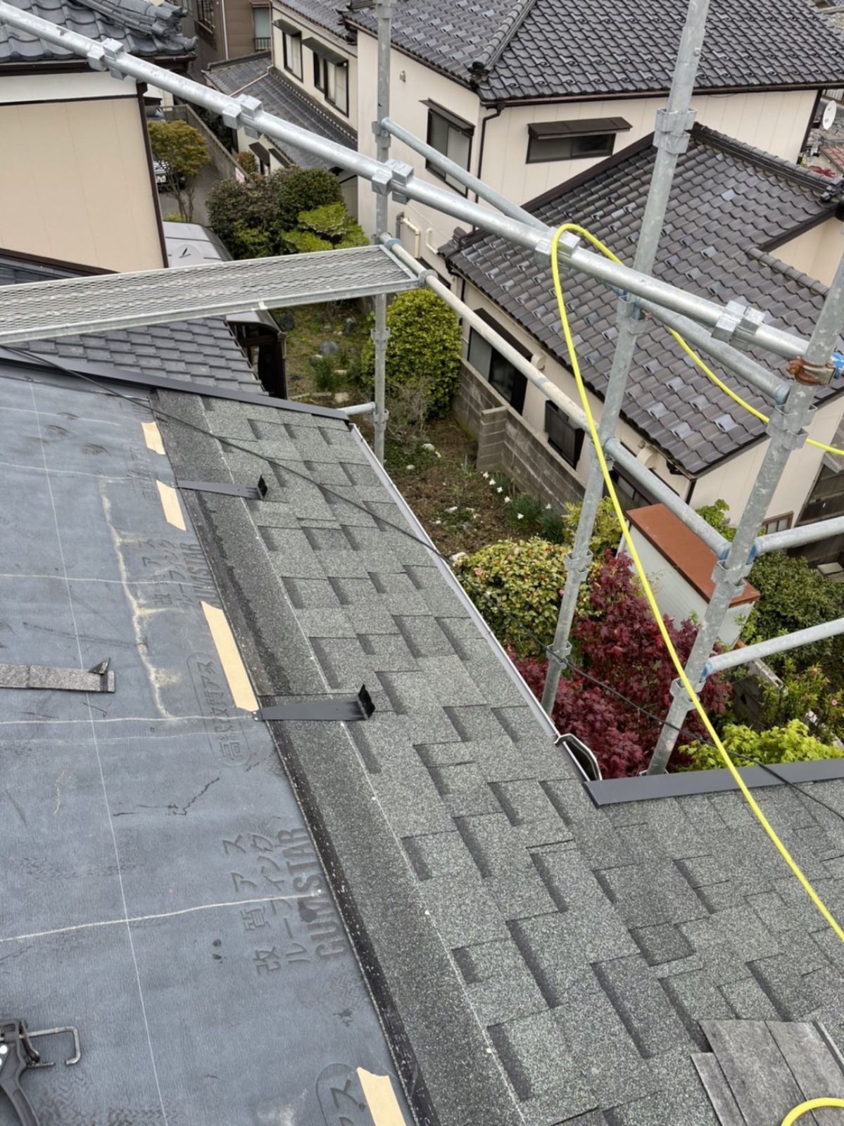 屋根材取付作業中