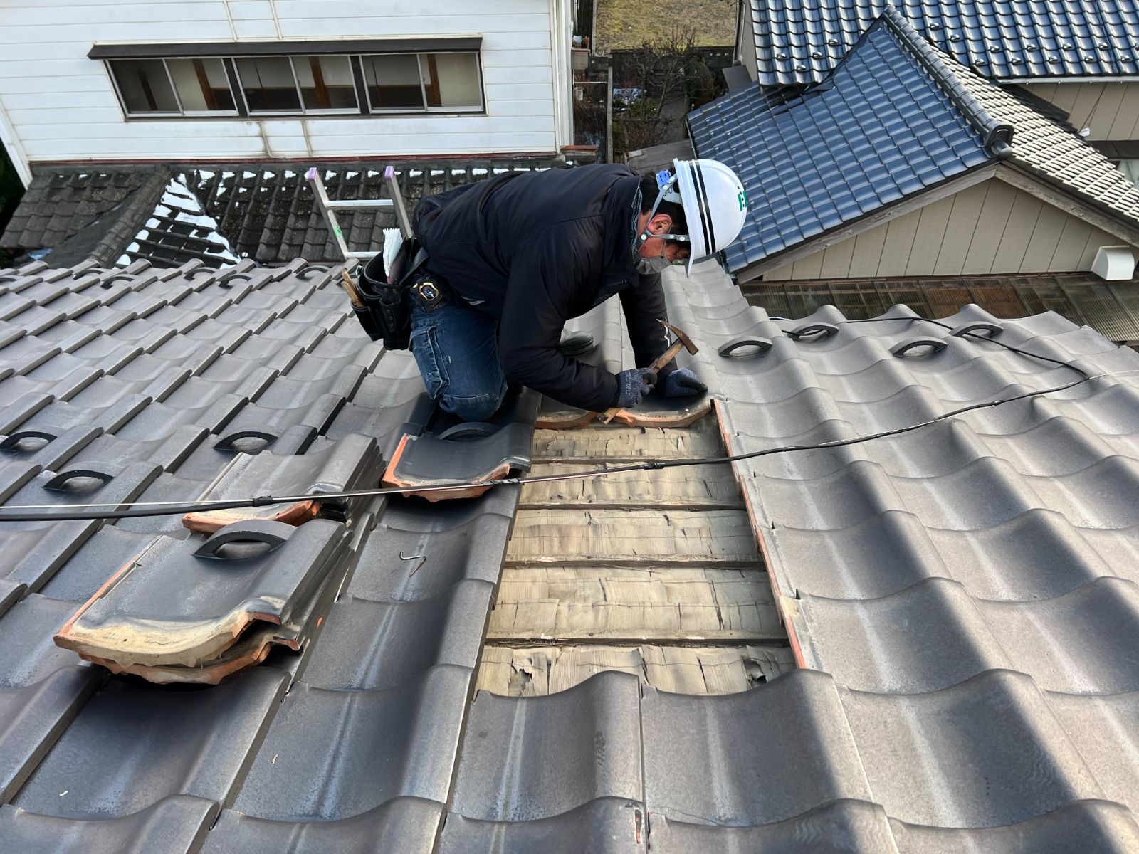瓦取り外し作業中