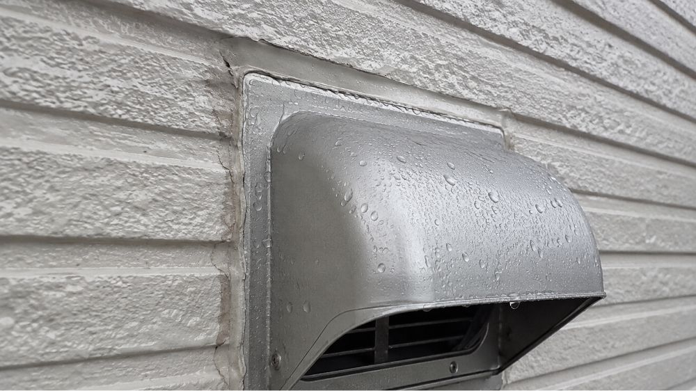 換気口からの雨漏りはフードと外壁の取り合いを確認します